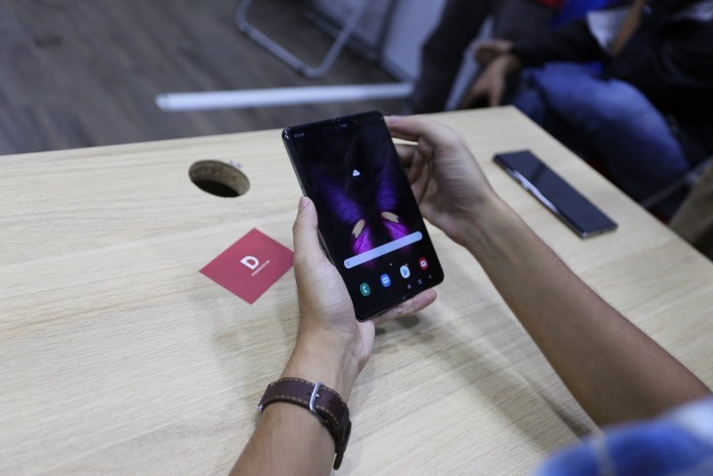 Di Động Việt đem Galaxy Fold đầu tiên về Việt Nam với giá đến 99 triệu đồng