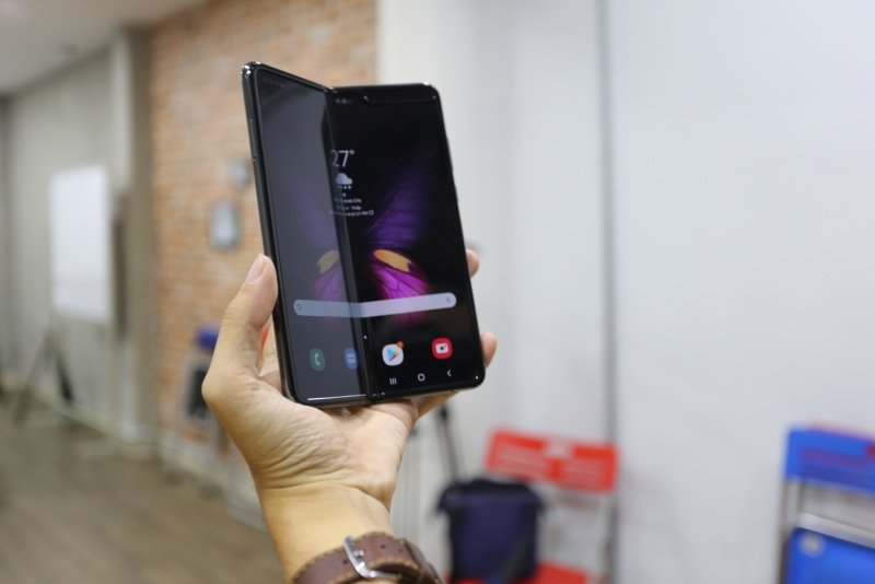 Di Động Việt đem Galaxy Fold đầu tiên về Việt Nam với giá đến 99 triệu đồng