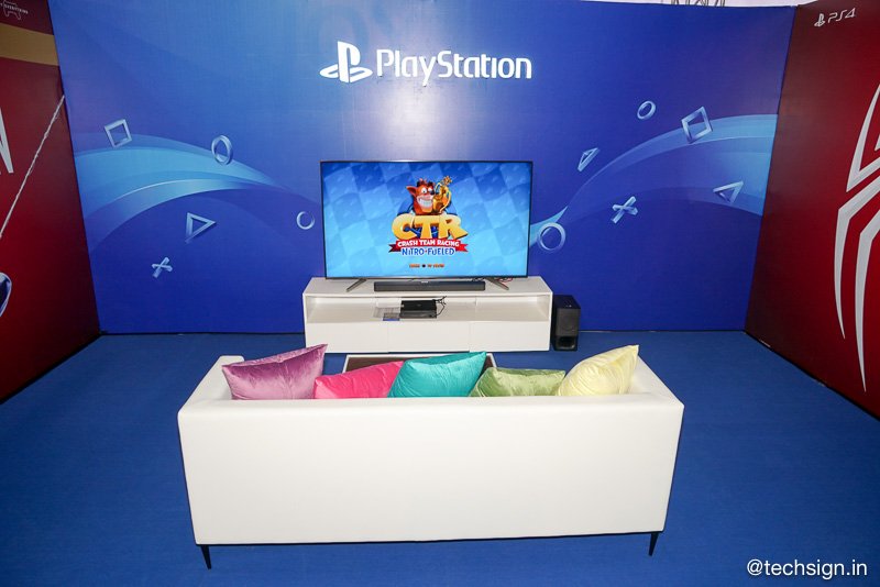 Hàng trăm bạn trẻ xếp hàng chờ đón sự kiện Sony Show 2019