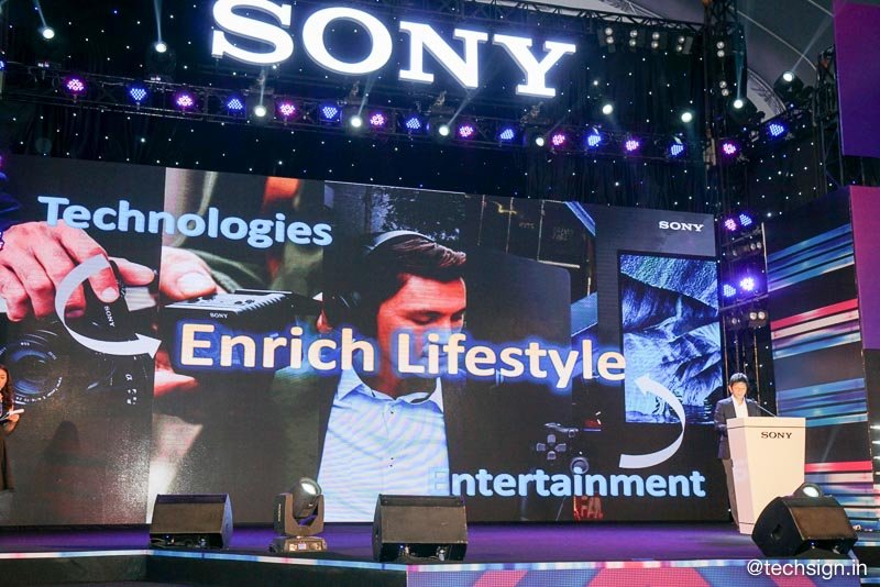 Hàng trăm bạn trẻ xếp hàng chờ đón sự kiện Sony Show 2019