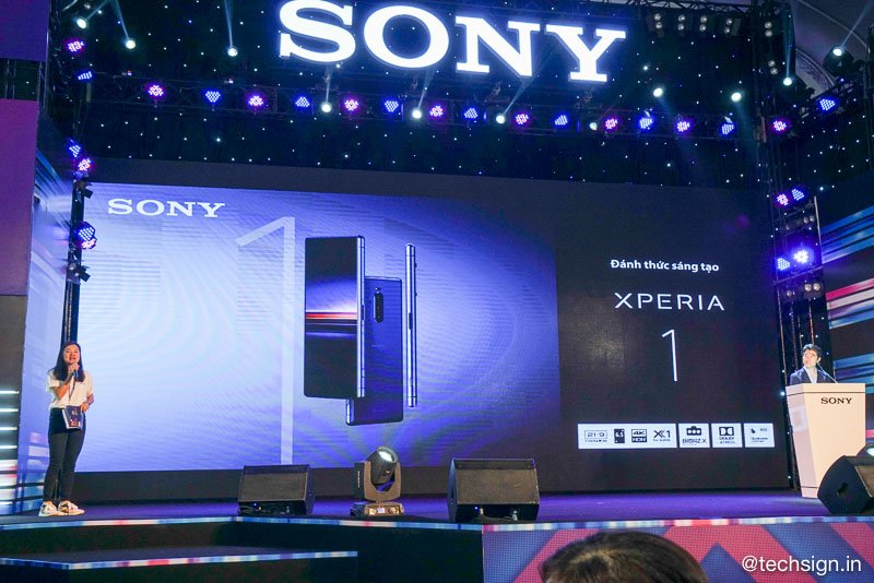 Hàng trăm bạn trẻ xếp hàng chờ đón sự kiện Sony Show 2019