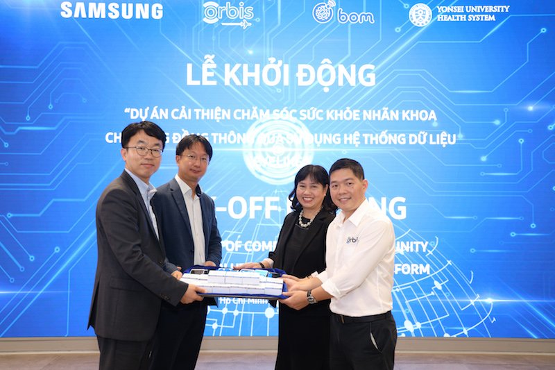 Samsung trao tặng thiết bị chụp ảnh đáy mắt EYELIKE phục vụ cộng đồng