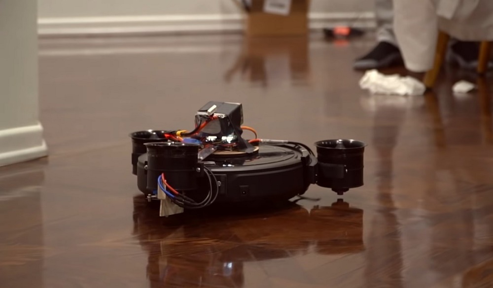 Một YouTuber lắp thêm động cơ bay vào robot để hút bụi cầu thang