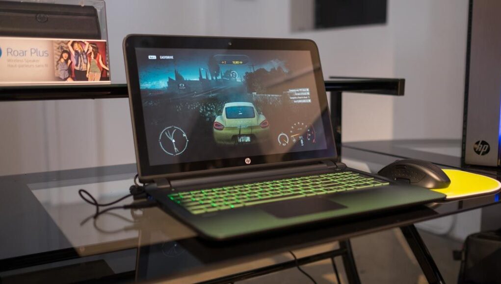 Gợi ý quà tặng công nghệ từ HP: laptop HP Pavilion Gaming và máy in HP Laserjet Pro M12