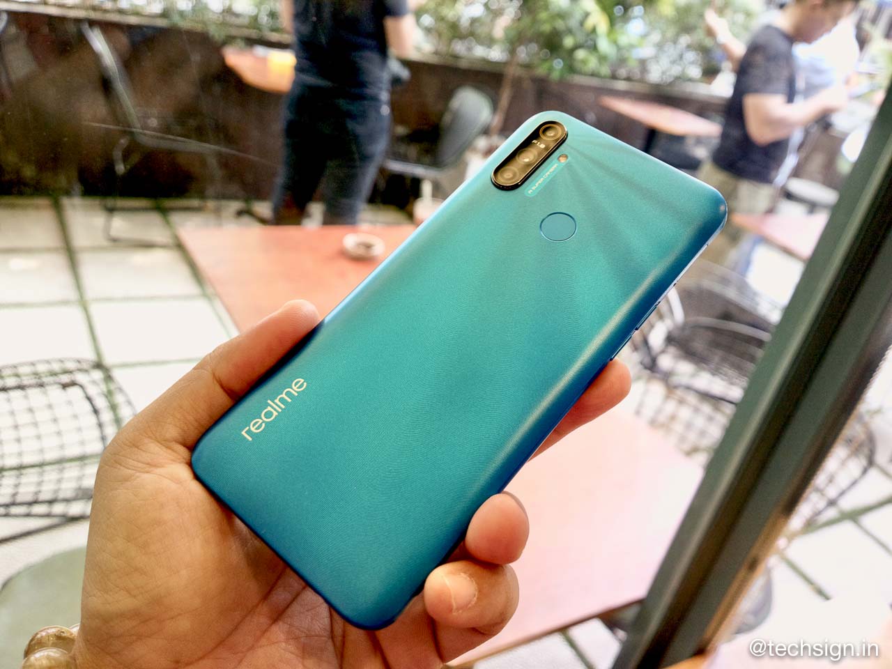 Trên tay Realme C3: 3 camera sau, pin 5.000 mAh, giá 2,99 triệu