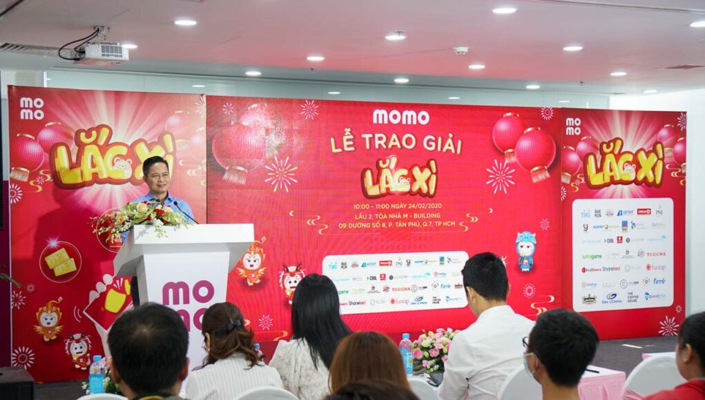 Ví MoMo tổ chức trao giải Lắc Xì 2020