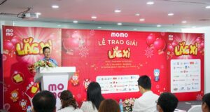 Ví MoMo tổ chức trao giải Lắc Xì 2020