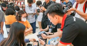 Sáng nay, FPT Shop giao bộ ba smartphone Samsung Galaxy S20