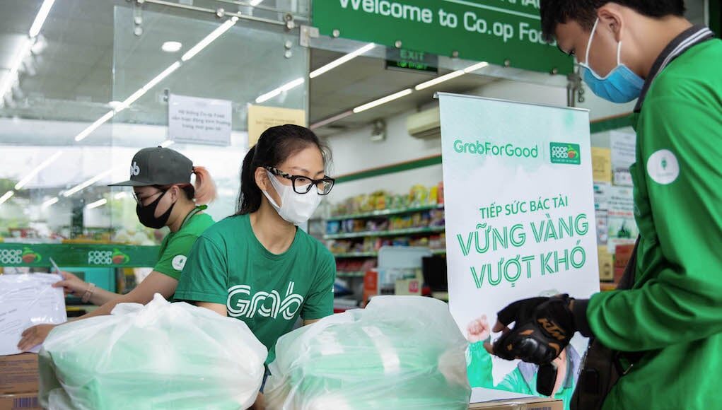 Grab trao tặng gần 80 tấn gạo và 8.000 thùng mì gói, hỗ trợ đối tác tài xế vượt qua khó khăn trong dịch COVID-19