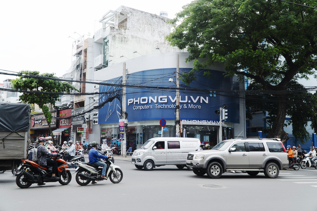 Phong Vũ khai trương Showroom Hoàng Hoa Thám