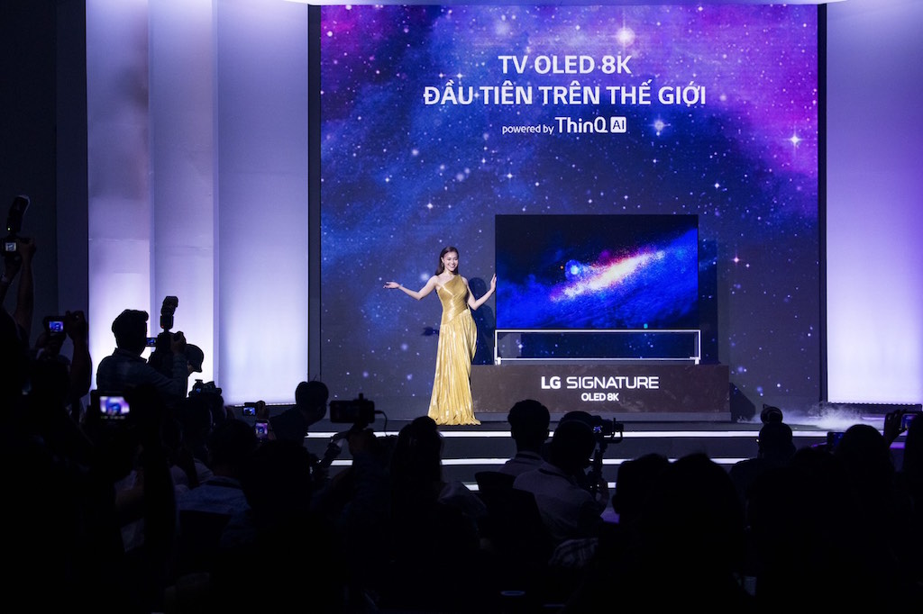 LG đấu giá TV OLED 8K, tặng 1,5 tỷ đồng cho Operation Smile