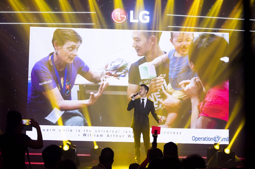 LG đấu giá TV OLED 8K, tặng 1,5 tỷ đồng cho Operation Smile