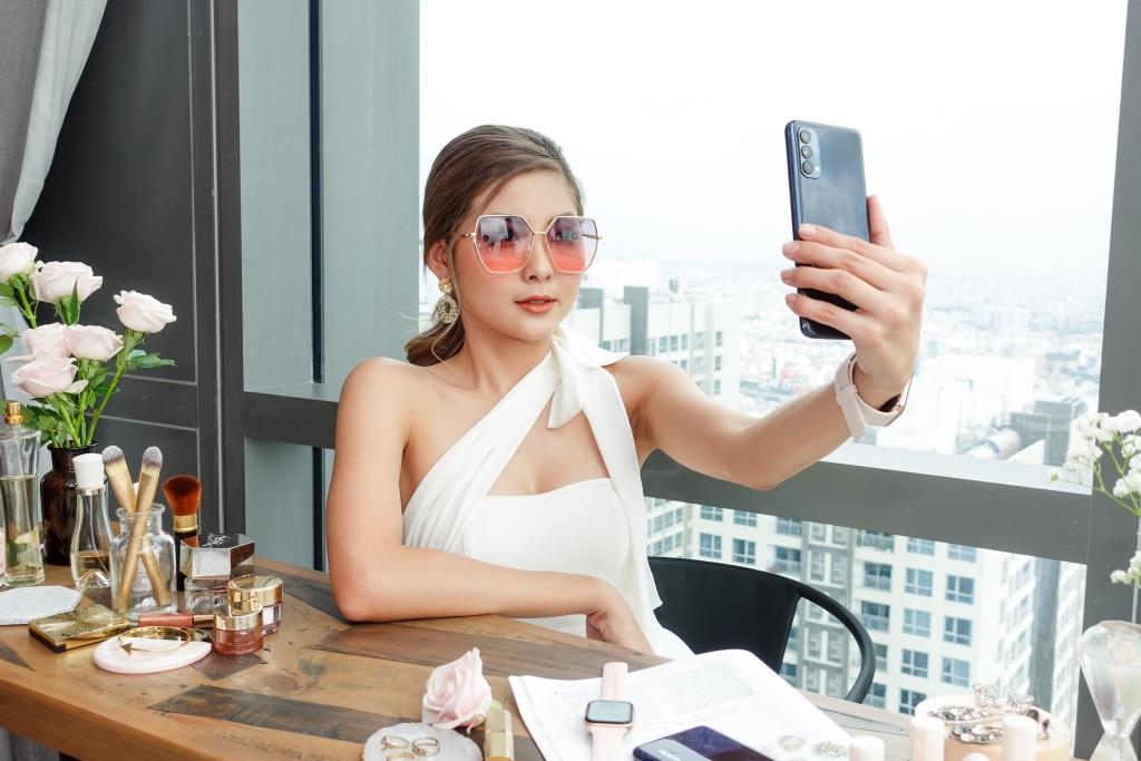 Mở hộp OPPO Reno4: smartphone có camera đục lỗ bé nhất