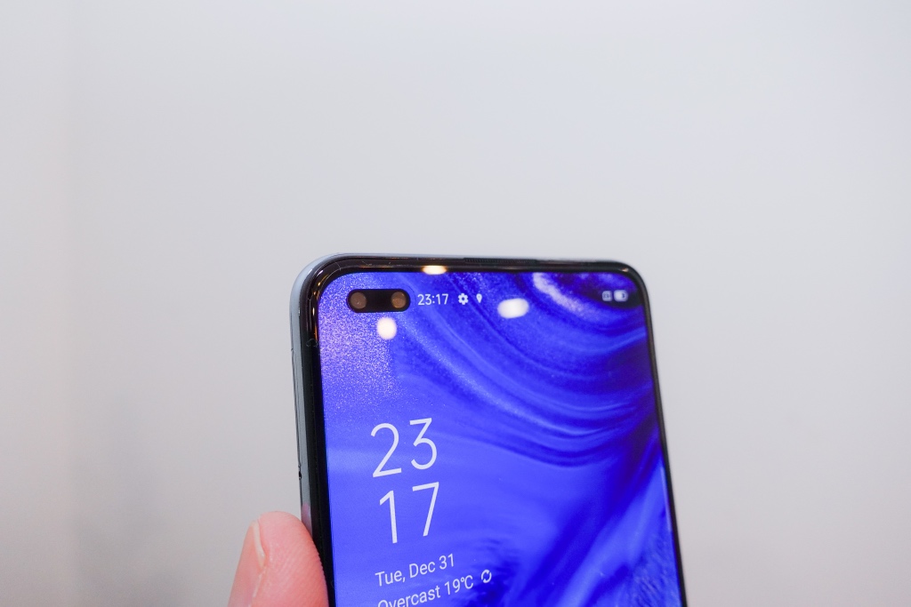 Mở hộp OPPO Reno4: smartphone có camera đục lỗ bé nhất