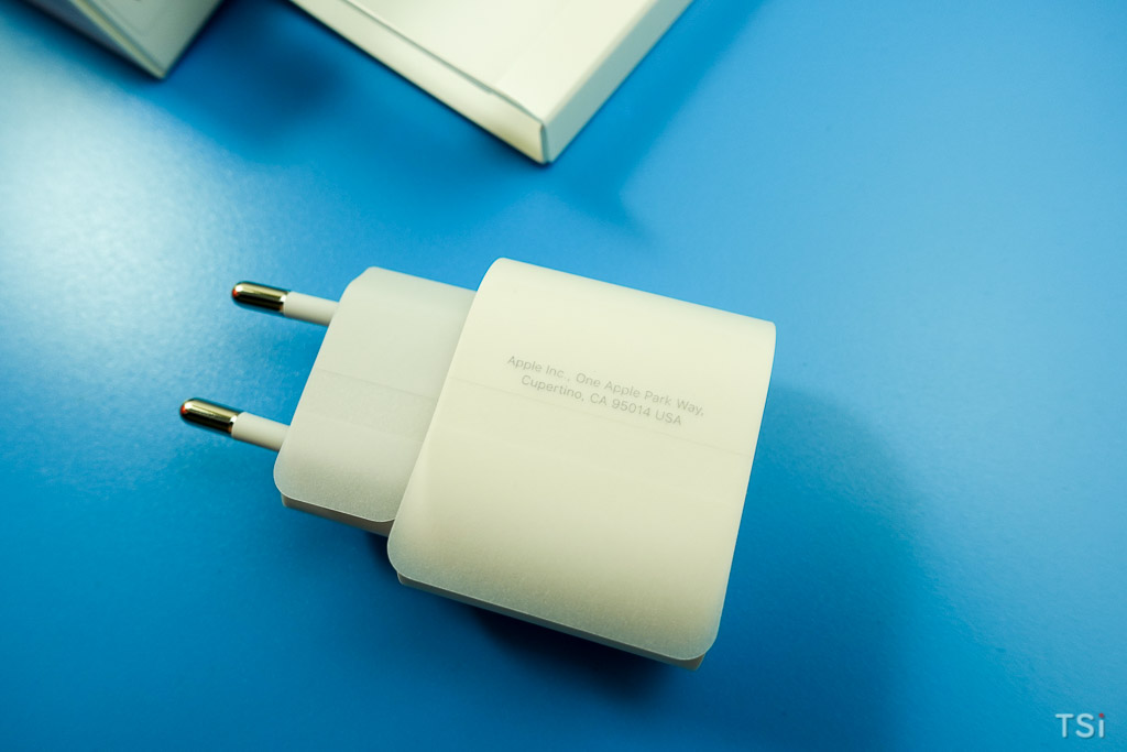 Mở hộp củ sạc nhanh USB-C 20W Power Adapter từ Apple