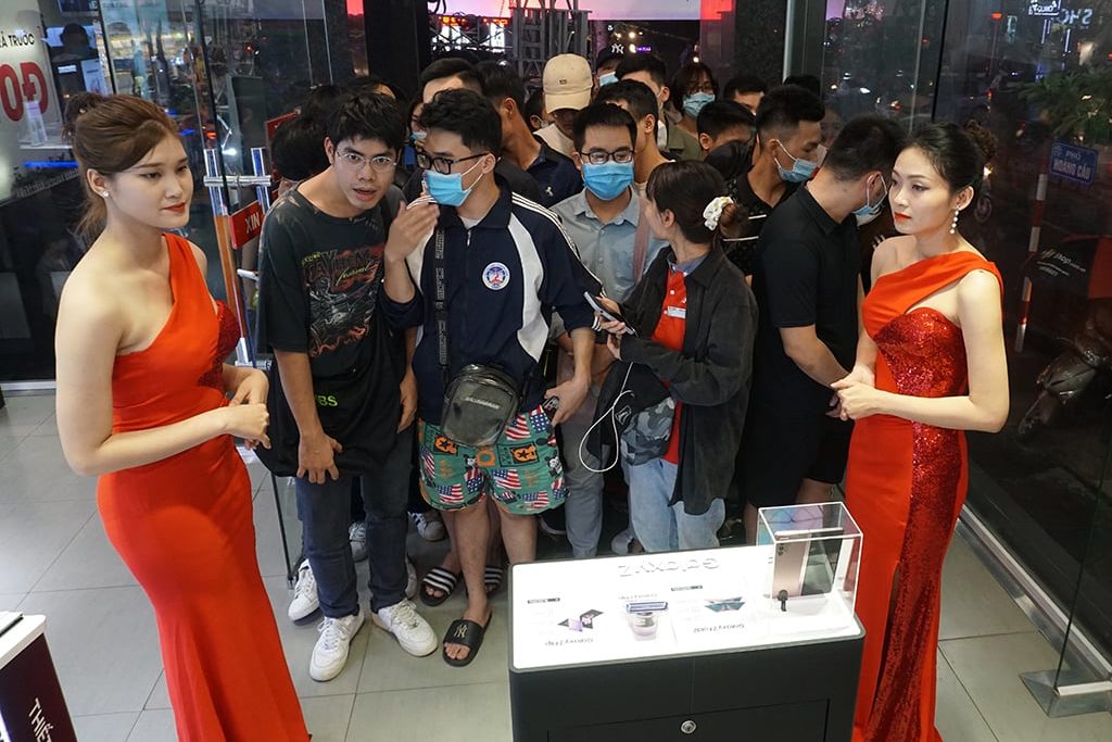 Mở bán Apple Watch Series 6 và SE tại FPT Shop Thái Hà (HN)