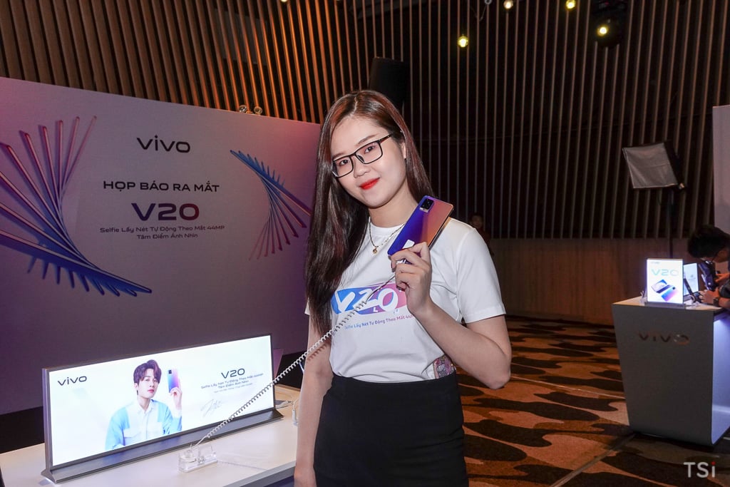 Vivo V20 lên kệ giá 8,49 triệu đồng cùng nhiều ưu đãi