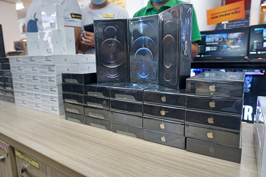 Mở bán iPhone 12 series tại Hà Nội