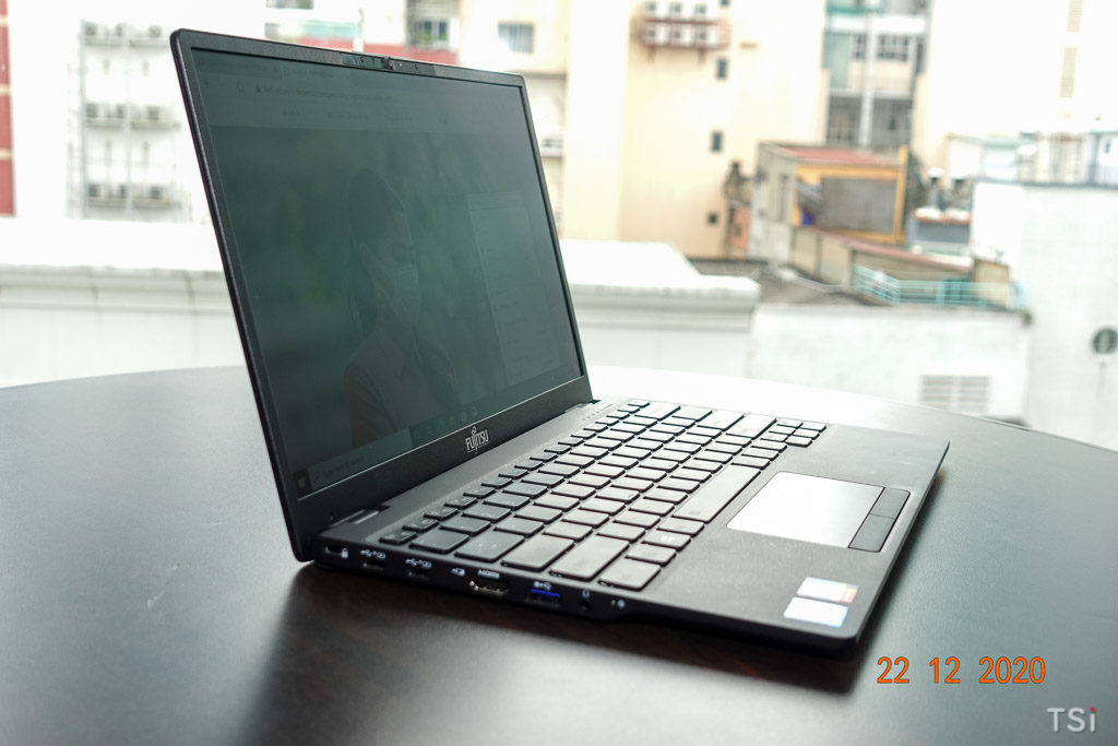 Ra mắt laptop siêu mỏng nhẹ Fujitsu UH-X, giá từ 29,9 triệu đồng