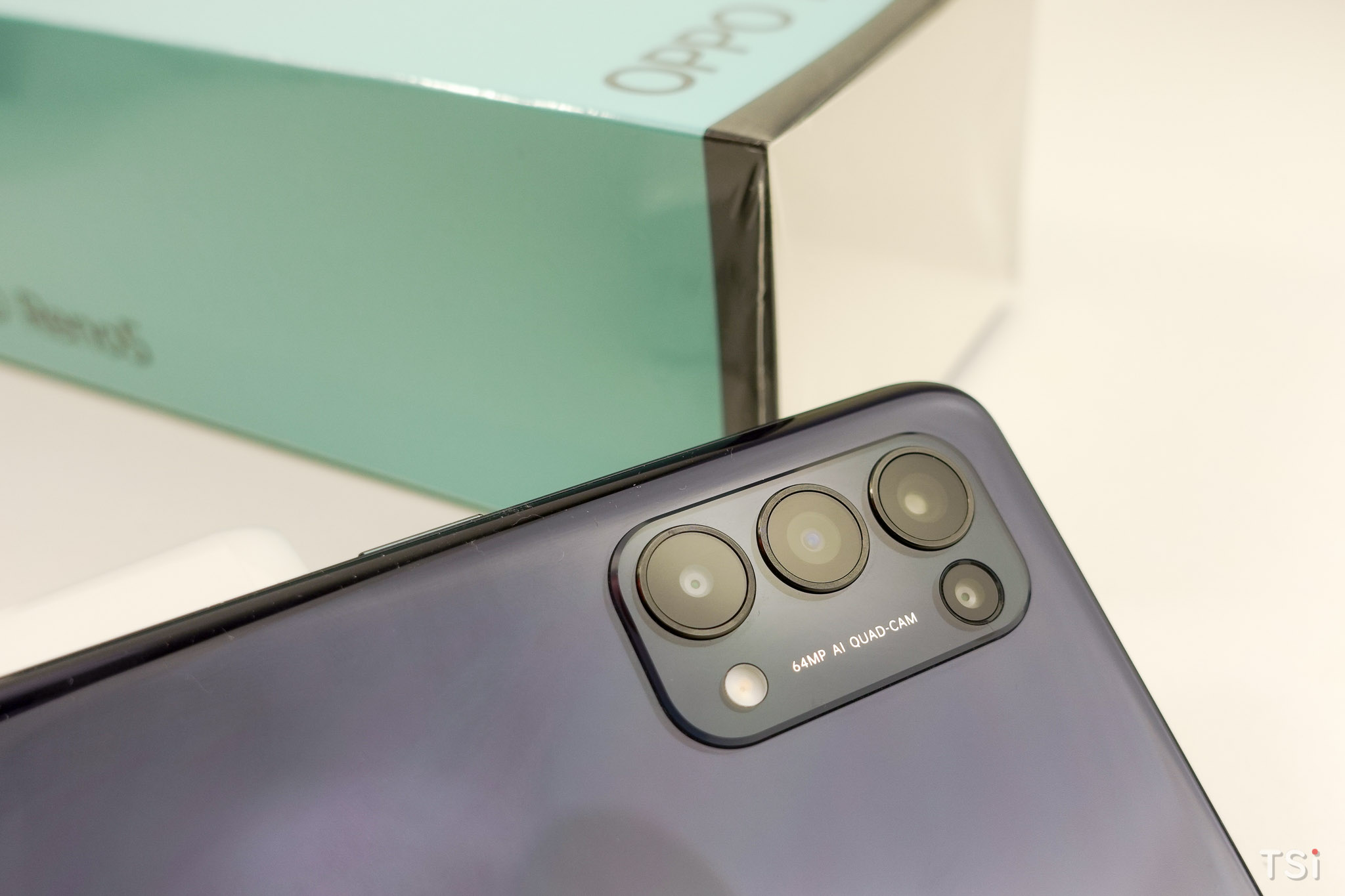 Mở hộp OPPO Reno5: mỏng, pin lớn, sạc nhanh, cụm camera ấn tượng