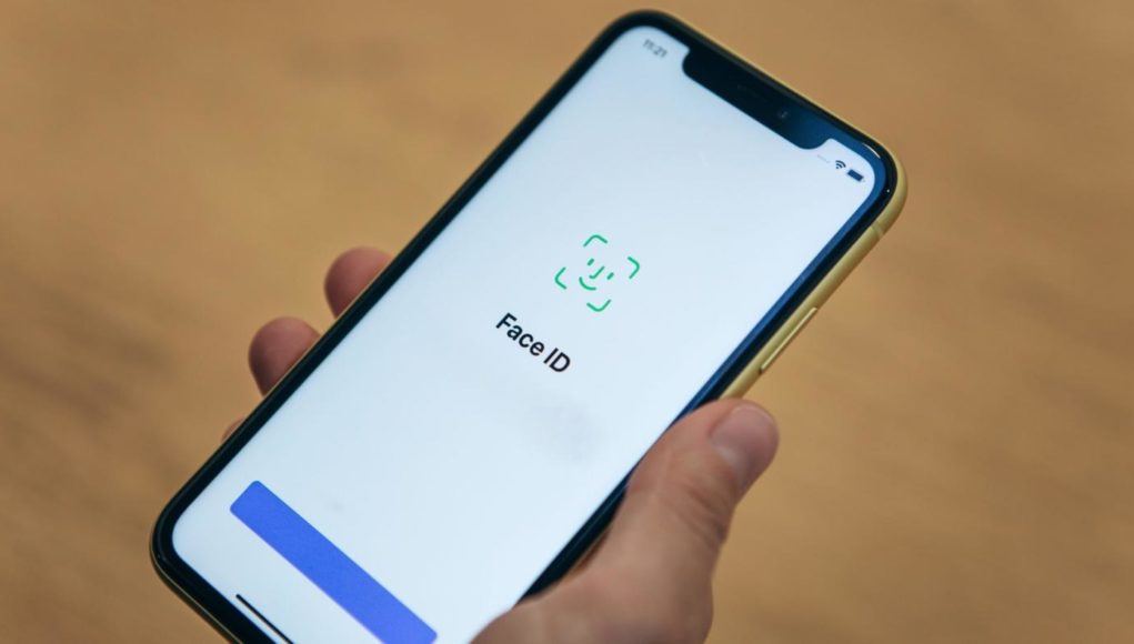 Bản cập nhật iOS 14.5 sẽ cho phép mở khóa FaceID bằng Apple Watch, không cần tháo khẩu trang