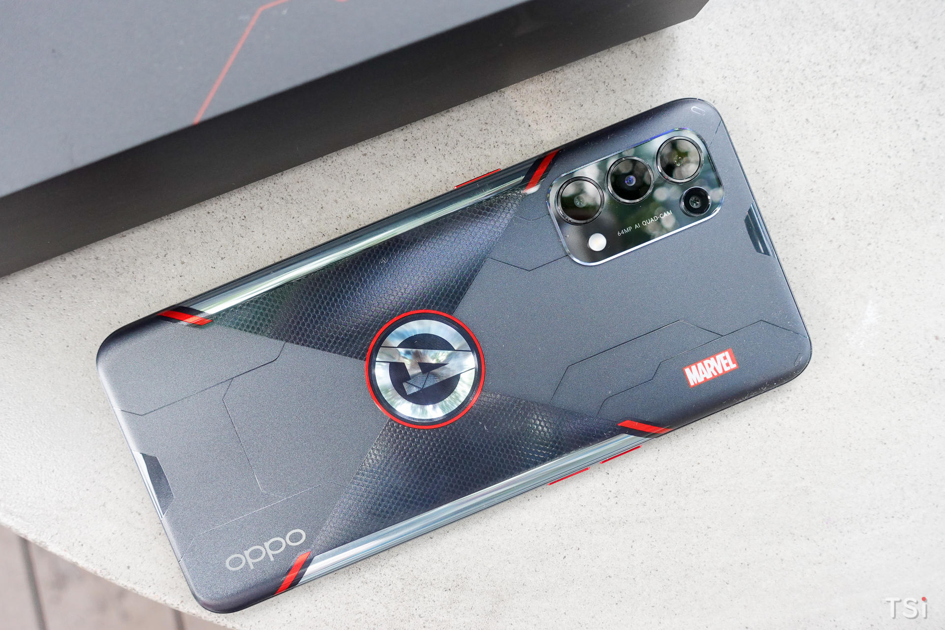 Trên tay OPPO Reno5 Marvel Edition, 'fan' MCU sẽ không thể bỏ qua