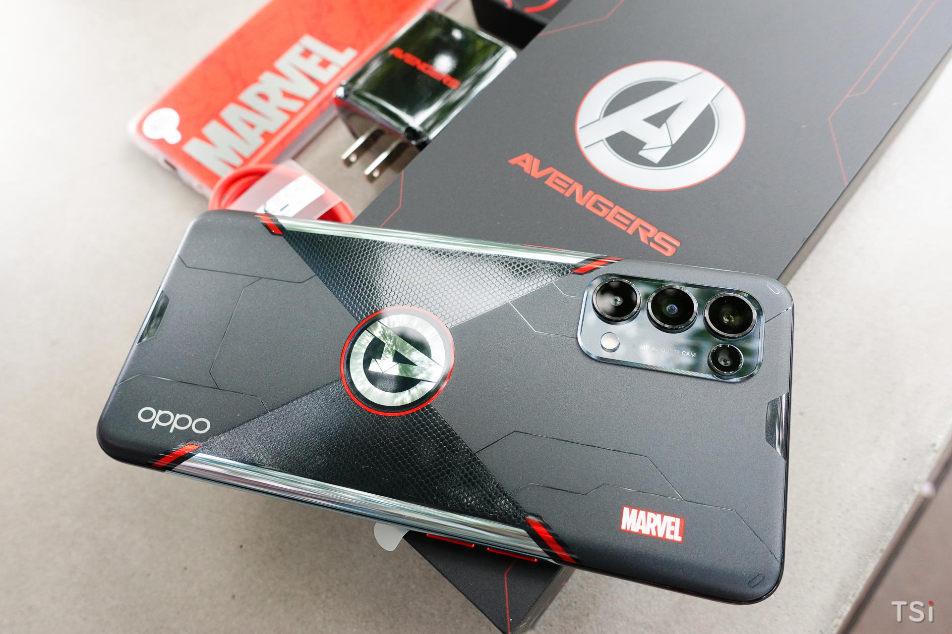 Trên tay OPPO Reno5 Marvel Edition, 'fan' MCU sẽ không thể bỏ qua