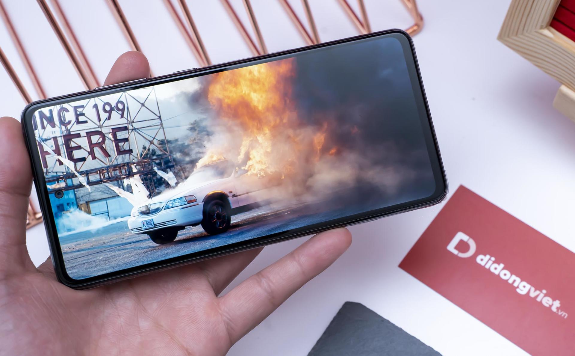 Di Động Việt mở bán Galaxy A52 và A72, giá từ 7,99 triệu