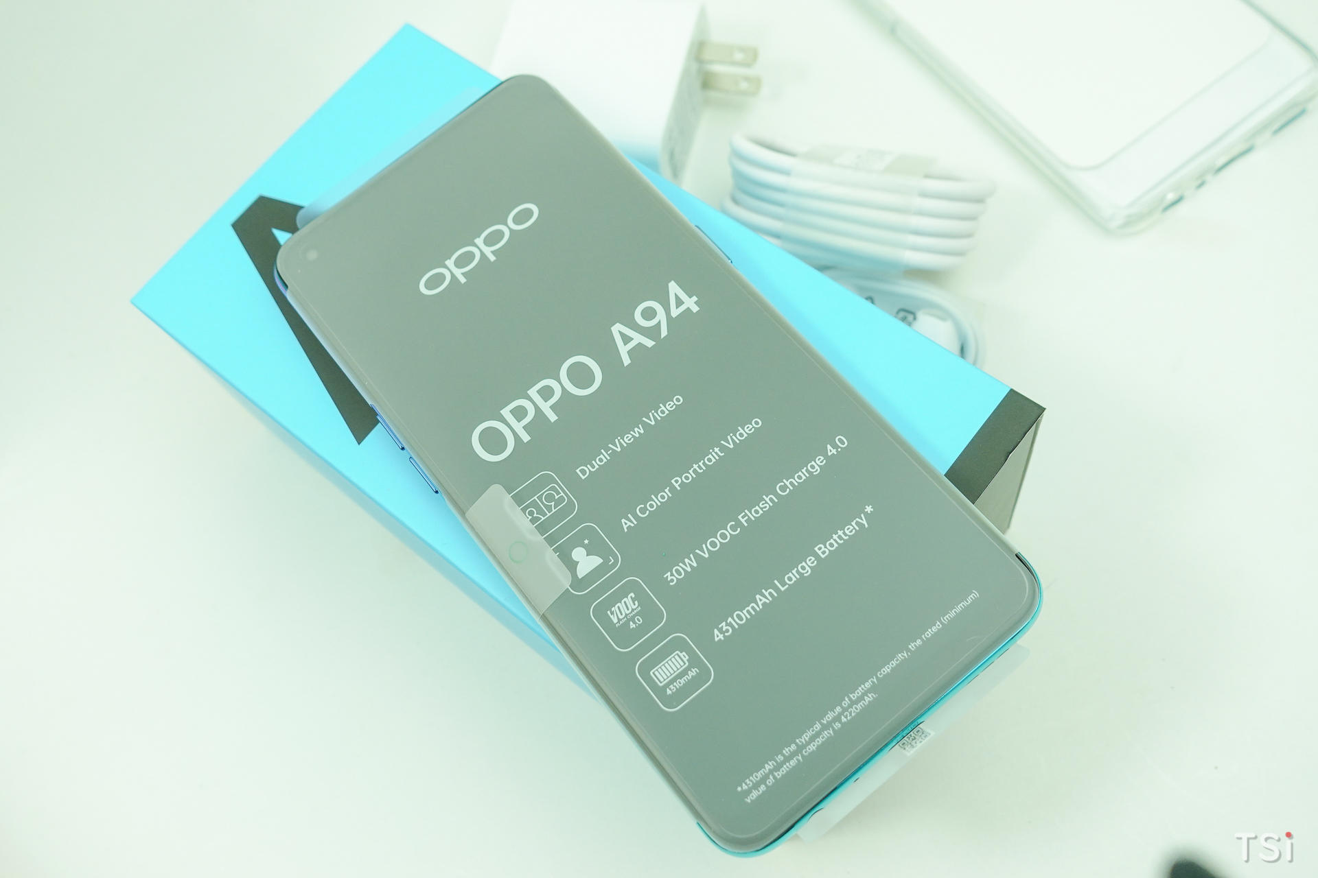 Mở hộp OPPO A94: mặt lưng màu tím huyền ảo, long lanh