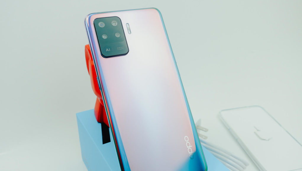 Mở hộp OPPO A94: mặt lưng màu tím huyền ảo, long lanh