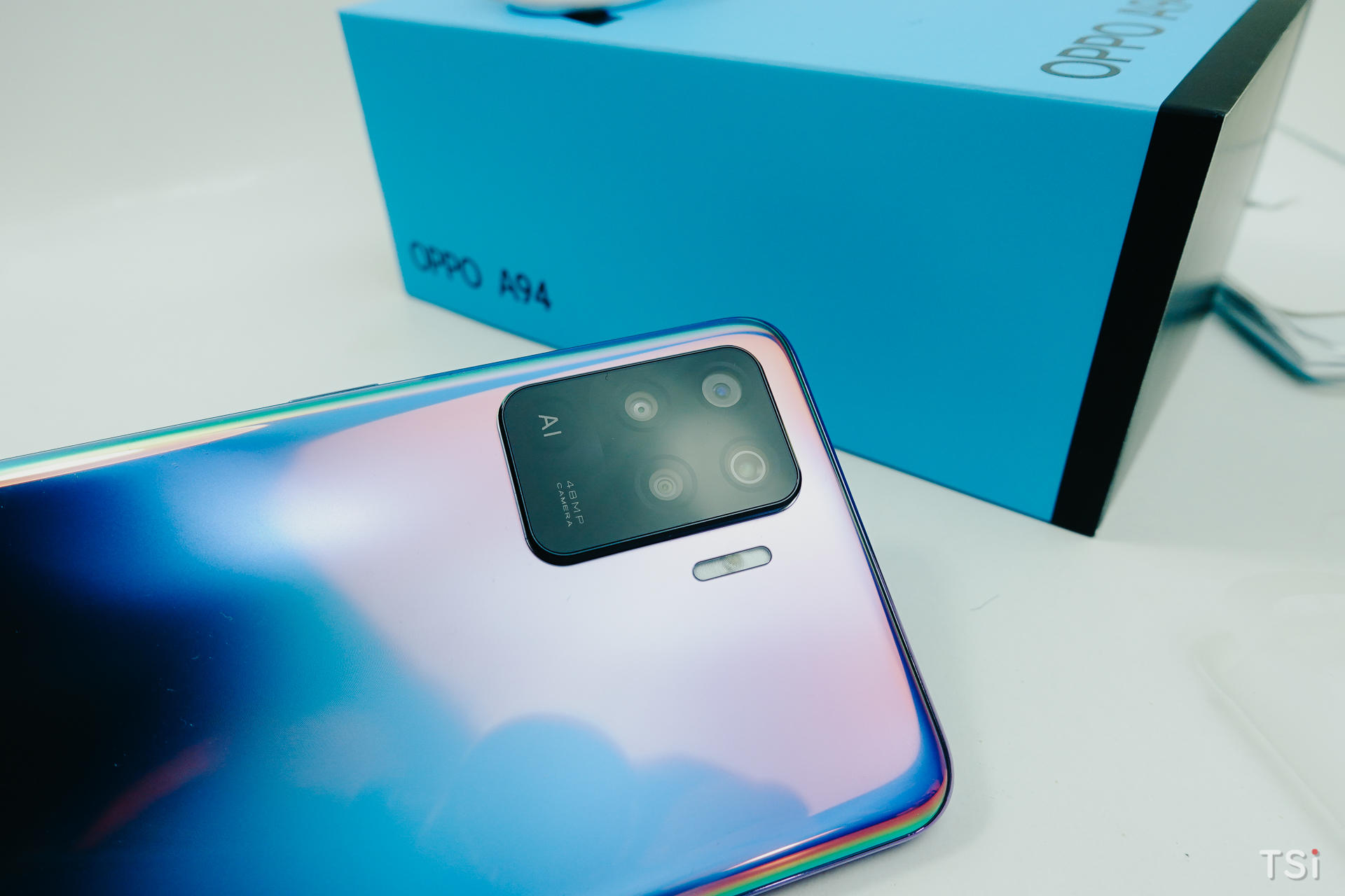 Mở hộp OPPO A94: mặt lưng màu tím huyền ảo, long lanh