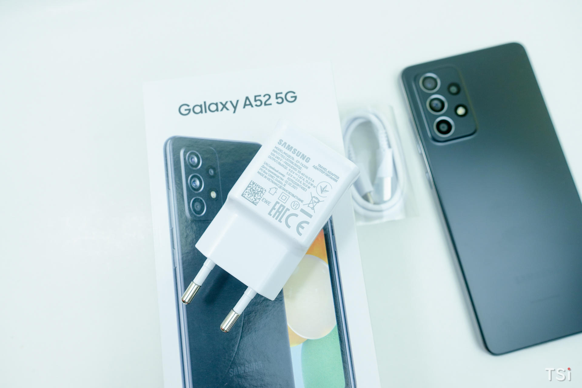 Mở hộp Samsung Galaxy A52 5G: hoàn thiện tốt, không bám vân tay