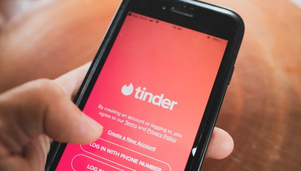 Thành viên Tinder Việt bật mí cách trò chuyện cùng phái nữ khi kết bạn trực tuyến