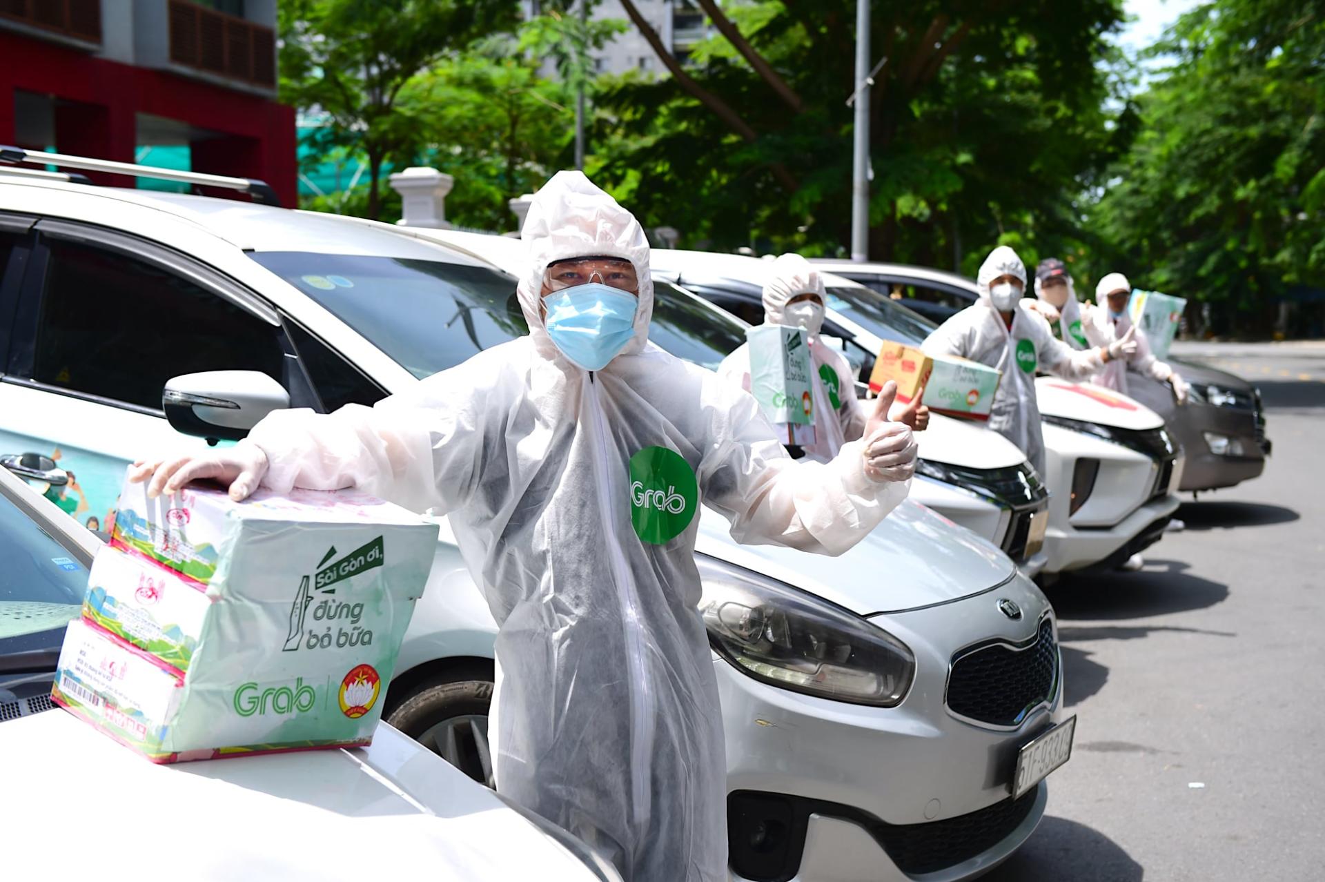 Đối tác tài xế GrabCar xung phong tình nguyện vận chuyển nhu yếu phẩm đến 24 bệnh viện điều trị Covid-19 tại TP.HCM