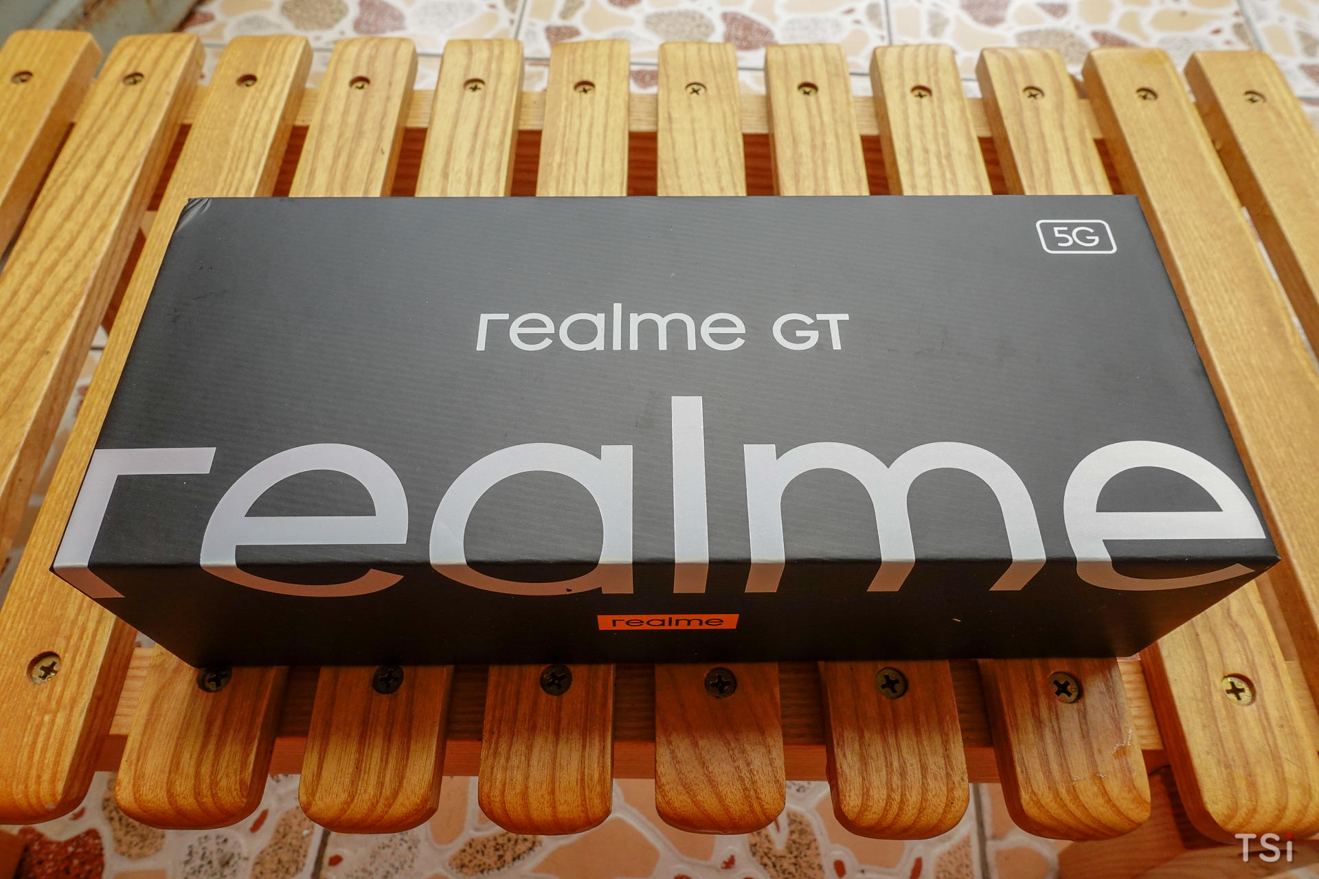 Trên tay realme GT 5G Racing Yellow: đẹp, cấu hình khủng