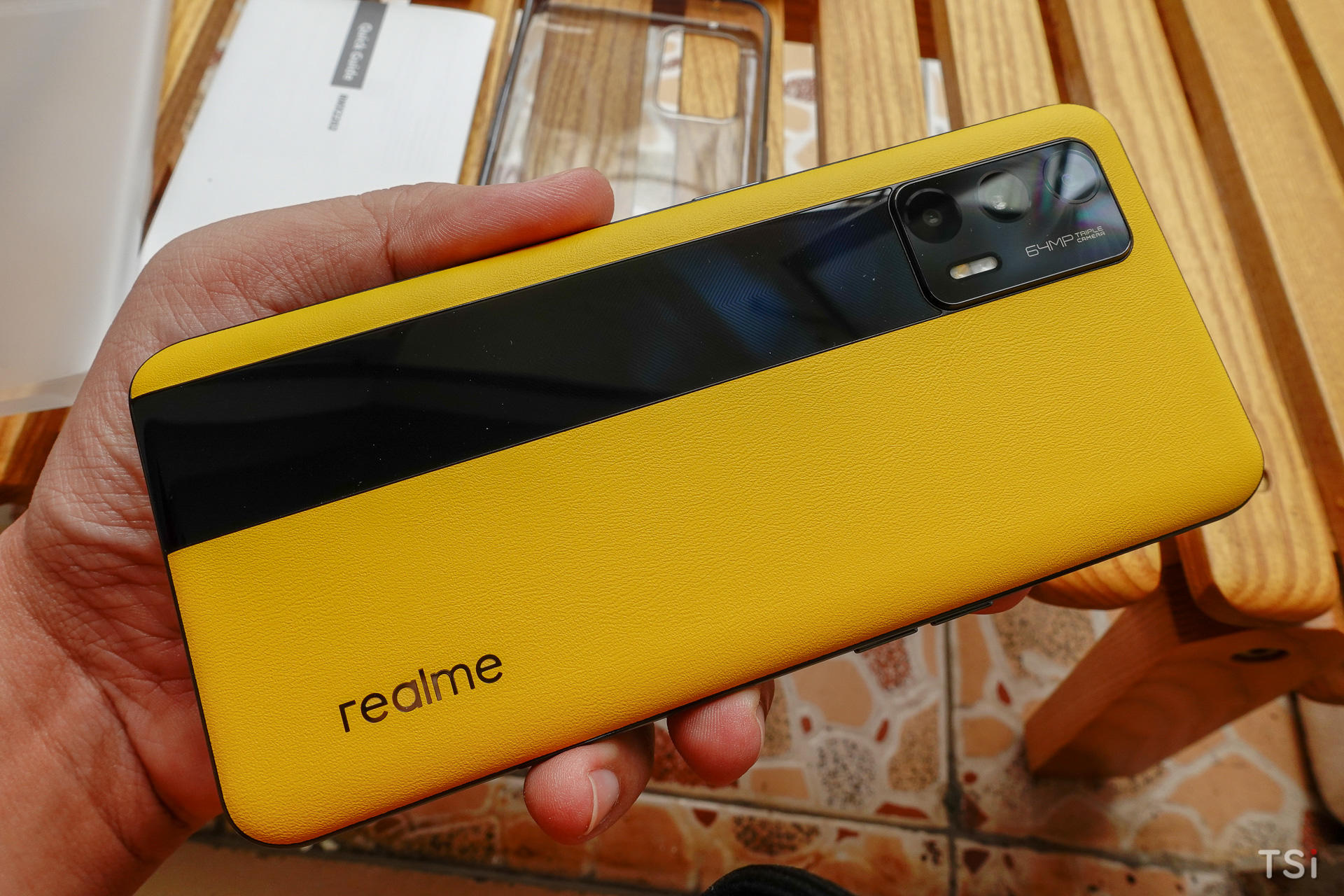 Trên tay realme GT 5G Racing Yellow: đẹp, cấu hình khủng