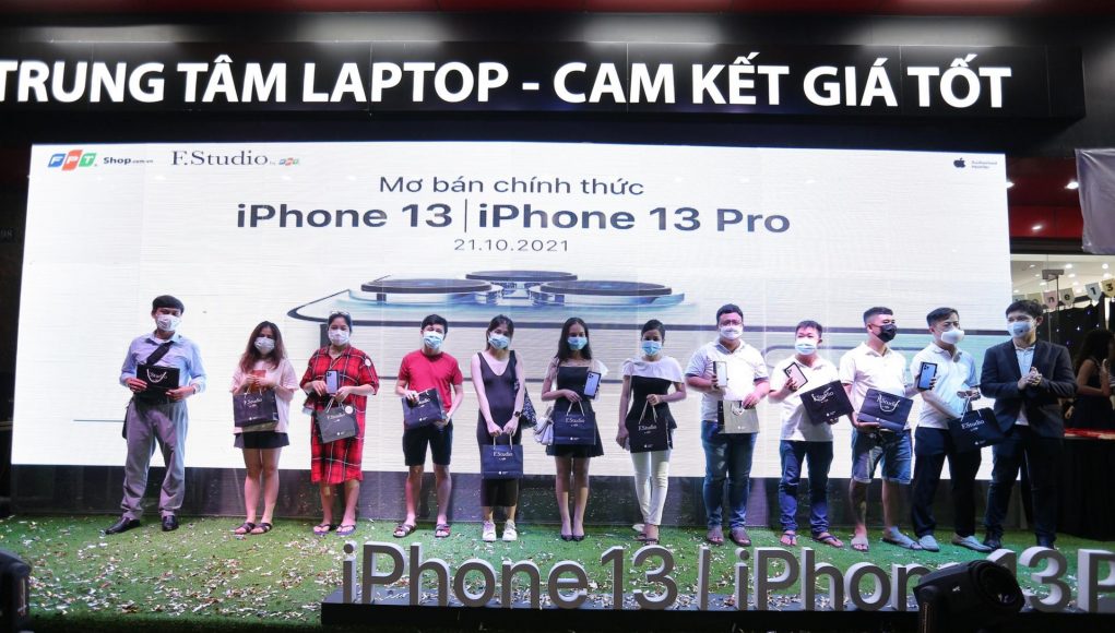 FPT Shop & F.Studio by FPT phục vụ gần 1.000 khách hàng mua iPhone 13 series rạng sáng 22.10