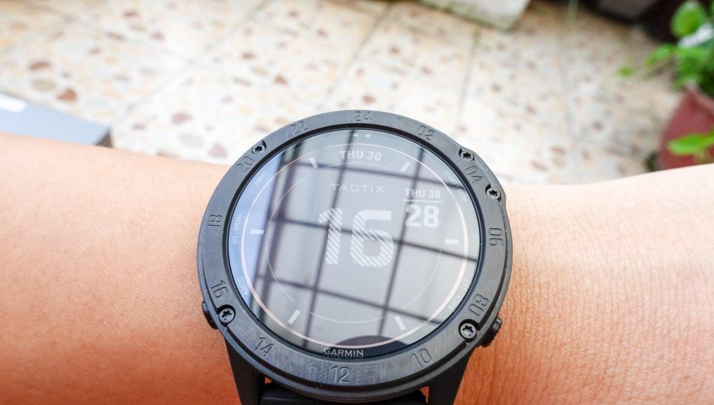 Mở hộp đồng hồ thông minh chuẩn quân sự Garmin tactix Delta Solar