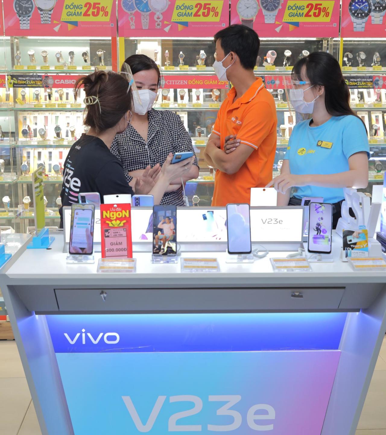 Cận cảnh loạt máy vivo V23e đầu tiên đến tay người dùng Việt