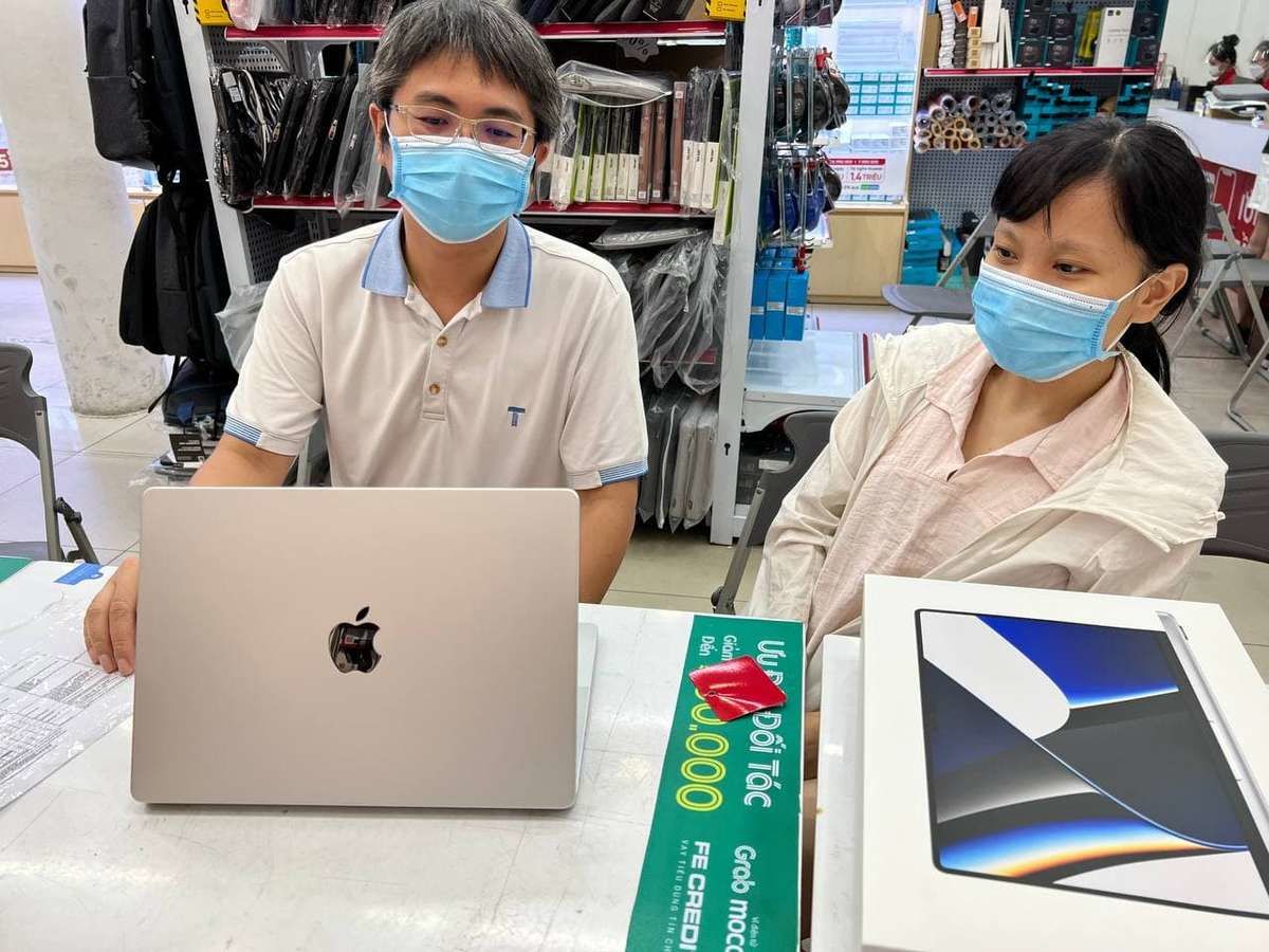 Macbook Pro 2021 chính hãng cháy hàng, Airpods 3 mở bán tại CellphoneS