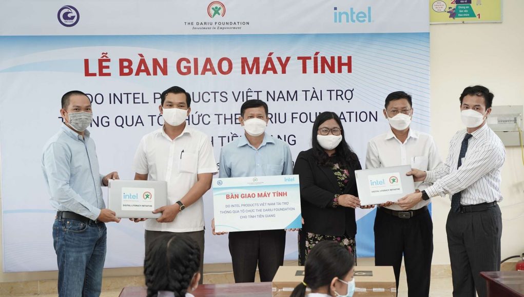 Intel Products Việt Nam tài trợ máy tính xách tay cho dự án 'phổ cập kỹ năng số' cho học sinh nông thôn Việt Nam