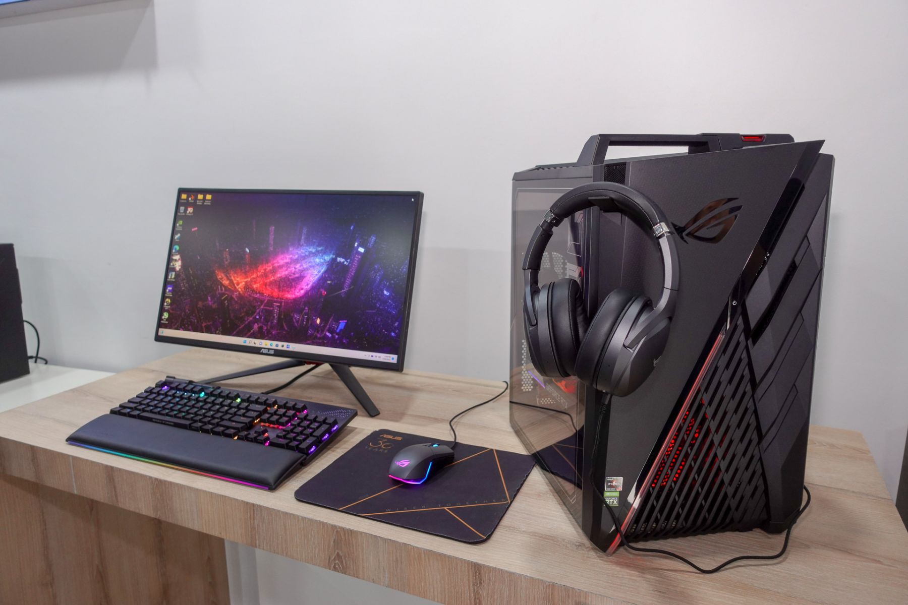 Bộ đôi máy bộ ROG Strix GA35 G35DX và ROG Strix G10DK dành cho cộng đồng game thủ