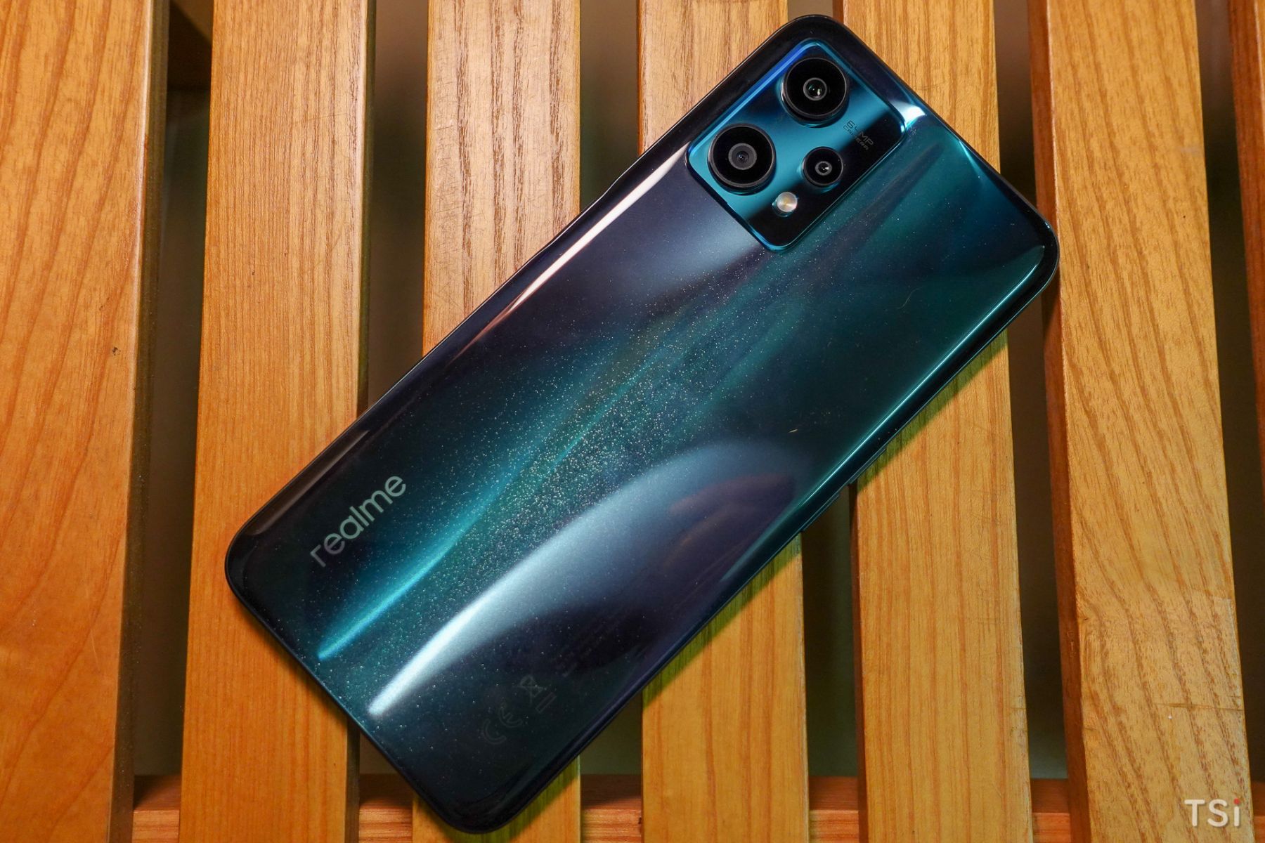 Trên tay realme 9 Pro: smartphone tầm trung ấn tượng