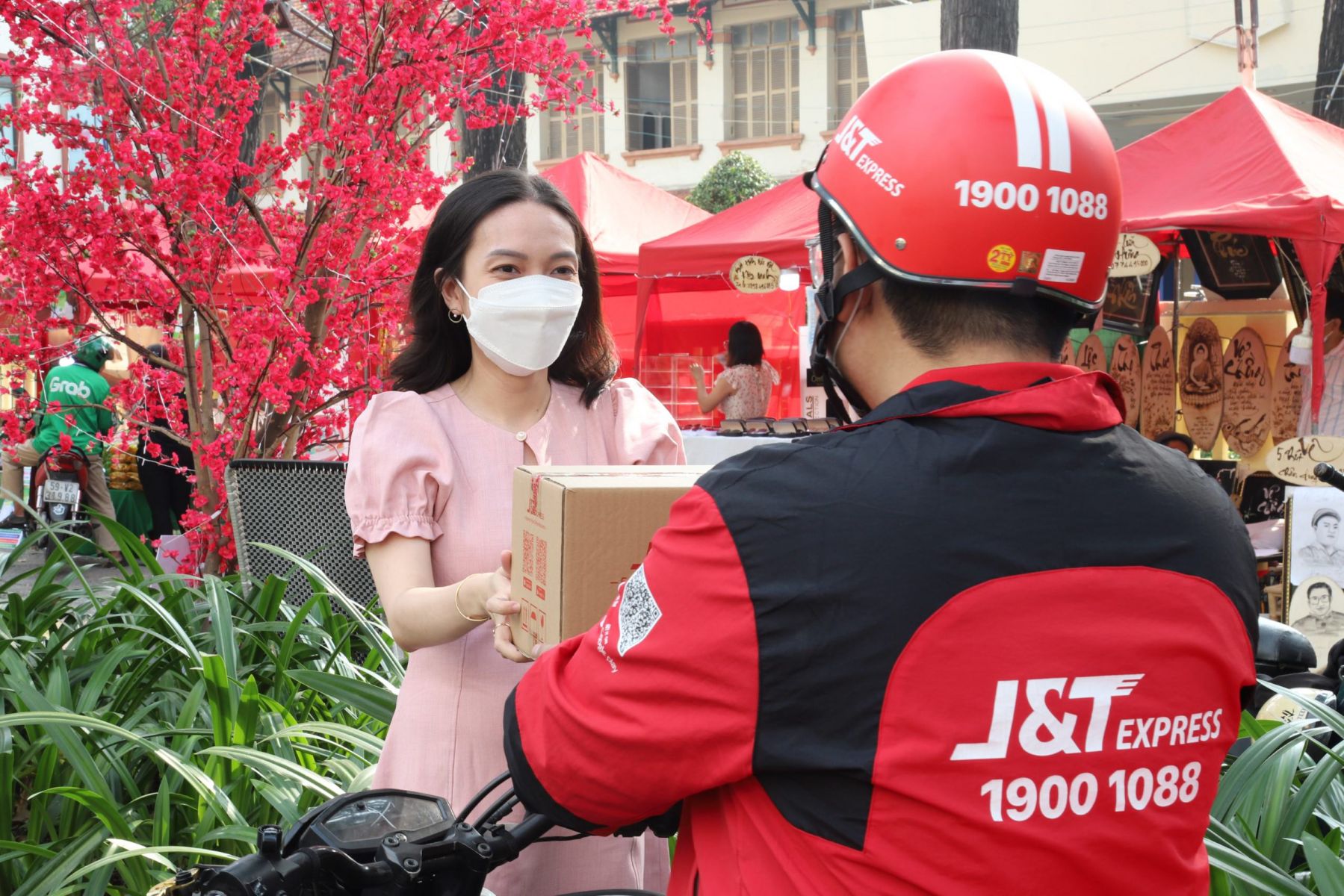 Doanh nghiệp chuyển phát nhanh giải 'bài toán' mở rộng ra toàn cầu, đảm bảo tính bản địa