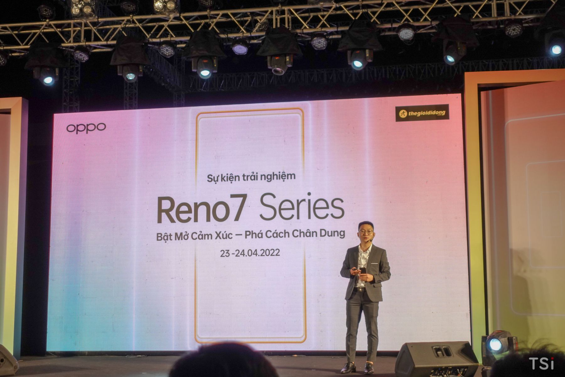 OPPO Reno7 và Reno7 Pro 5G ra mắt, giá từ 8,9 triệu đồng