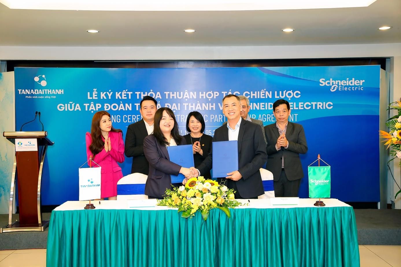 Schneider Electric Việt Nam và Tập đoàn Tân Á Đại Thành hợp tác xây dựng giải pháp cho Khu đô thị thông minh. 