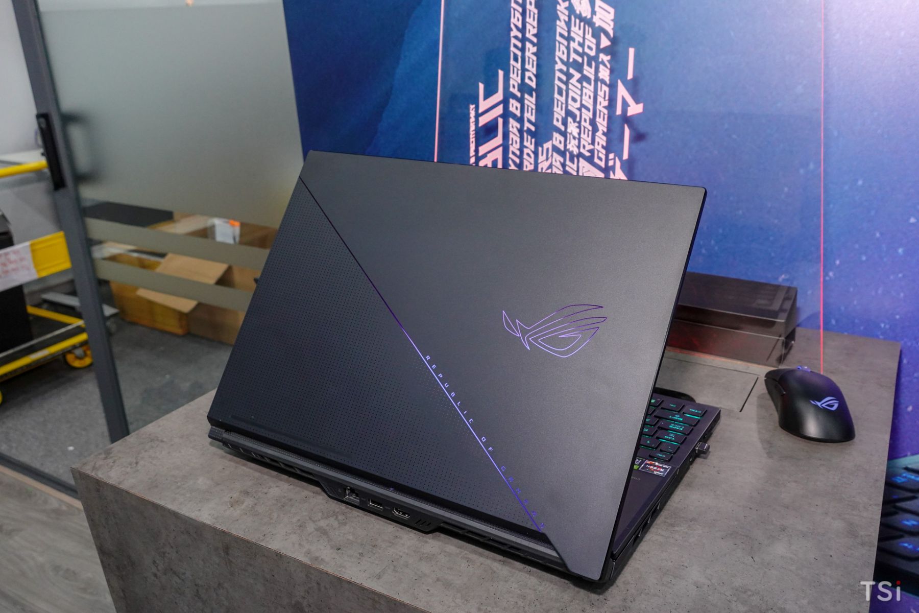 Cận cảnh ROG Zephyrus Duo 16: laptop 2 màn hình mạnh nhất thế giới