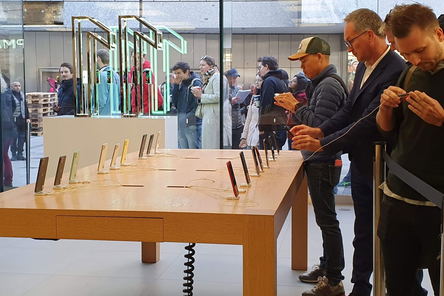 Apple Store & niềm mơ ước cuồng dại từ những tín đồ ‘Táo’ Việt