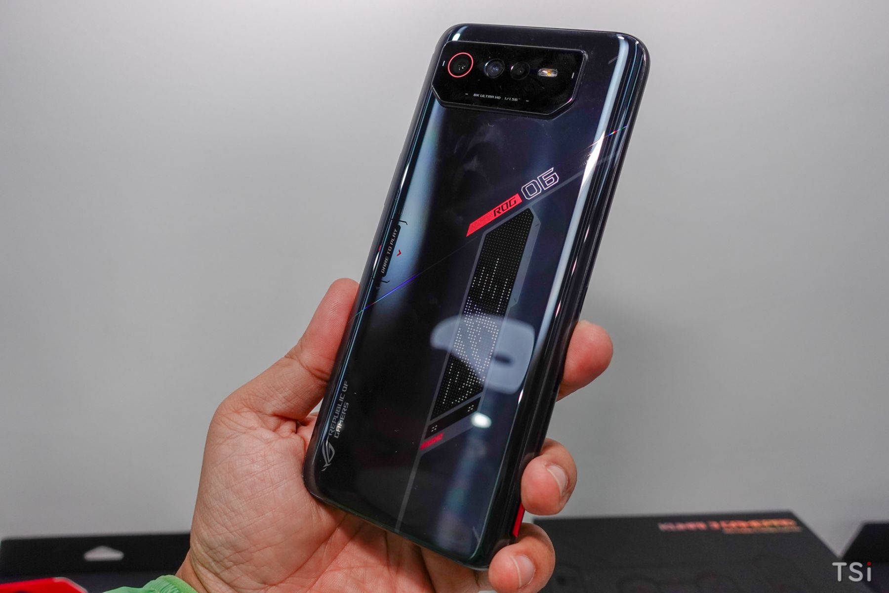 ASUS ra mắt ROG Phone 6 và 6 Pro với khả năng chống nước, RAM tới 18GB