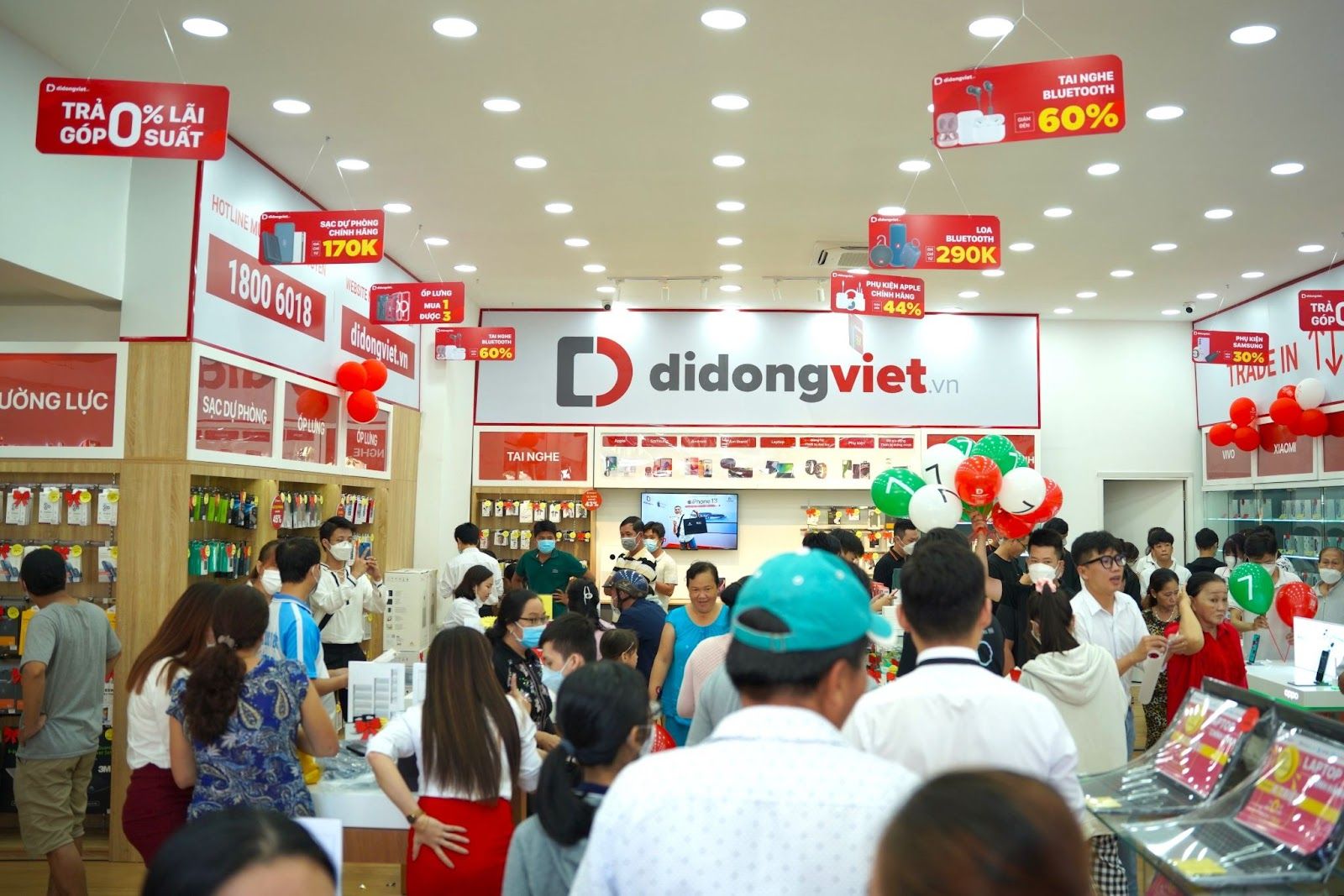 Di Động Việt giảm giá smartphone hơn 8 triệu, phụ kiện đến 65% 